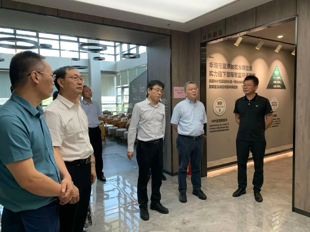 南京林业大学一行莅临华洲木业交流访问(图2) 南京林业大学一行莅临华洲木业交流访问(图2)