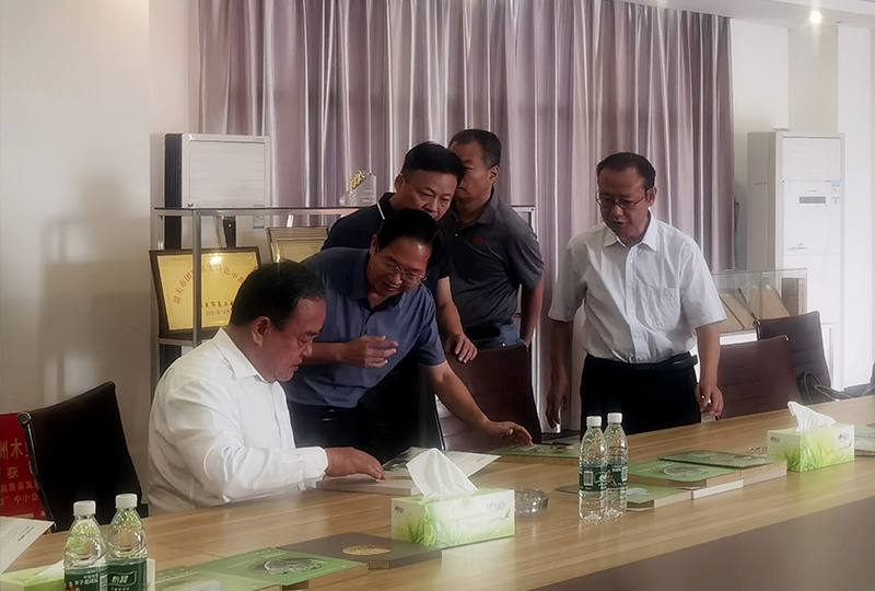 广东省政协领导一行莅临始兴华洲木业调研考察(图4) 广东省政协领导一行莅临始兴华洲木业调研考察(图4)